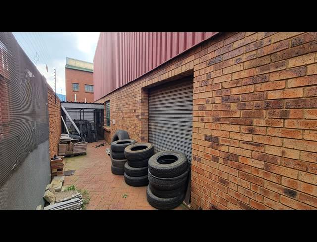 700M² WAREHOUSE FOR SALE IN JET PARK